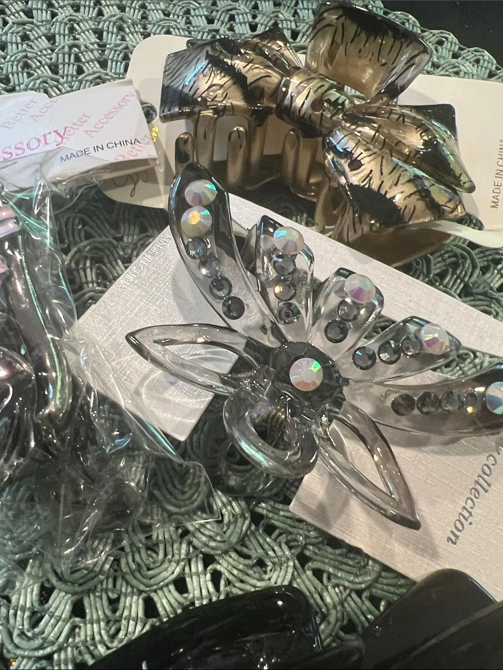 NWT set of 6 difAssorted Decorative Hair Claw Clips , Yellow, Gold, Clear, black